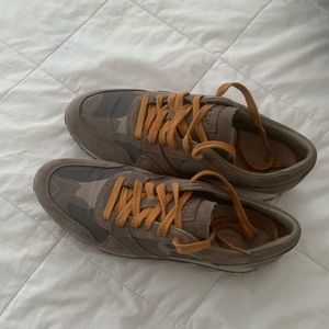 Men’s ugg casual shoes. Very comfortable shoe.